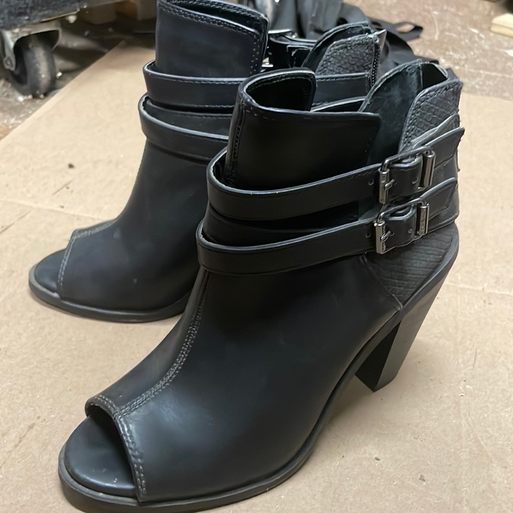 Simply Vera Vera Wang black faux leather peep toe heeled ankle boots